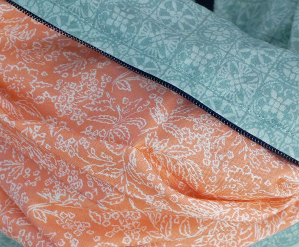 Gray-blue scarf with rosette patterns