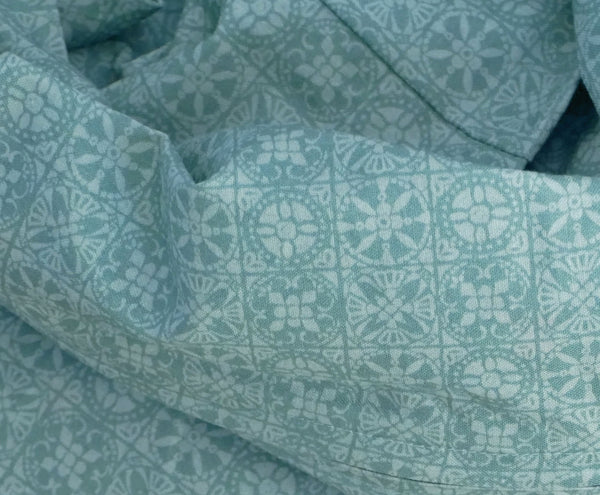 Gray-blue scarf with rosette patterns