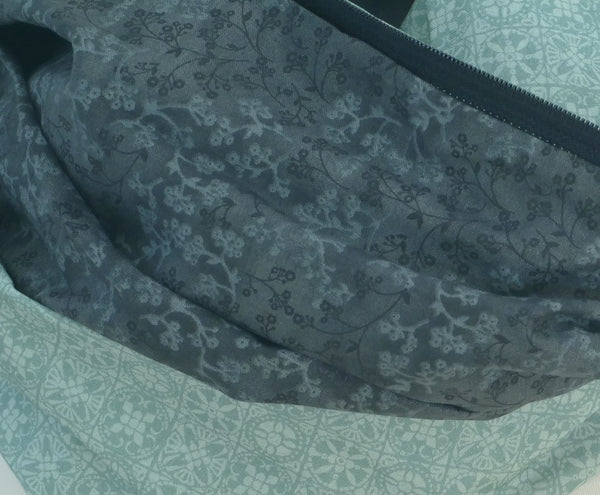 Gray-blue scarf with rosette patterns