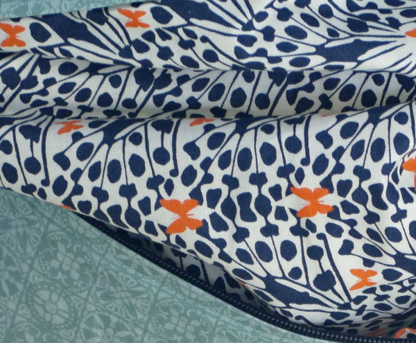 Gray-blue scarf with rosette patterns
