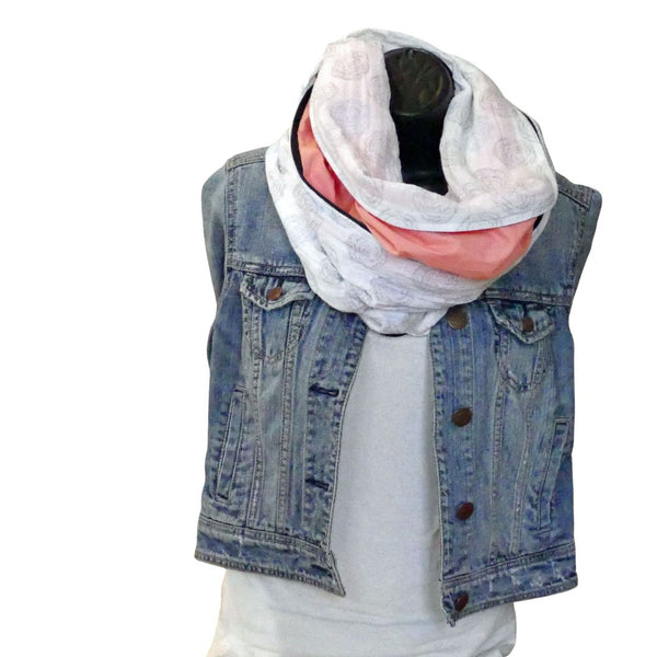 Foulard infini blanc aux motifs de pompons