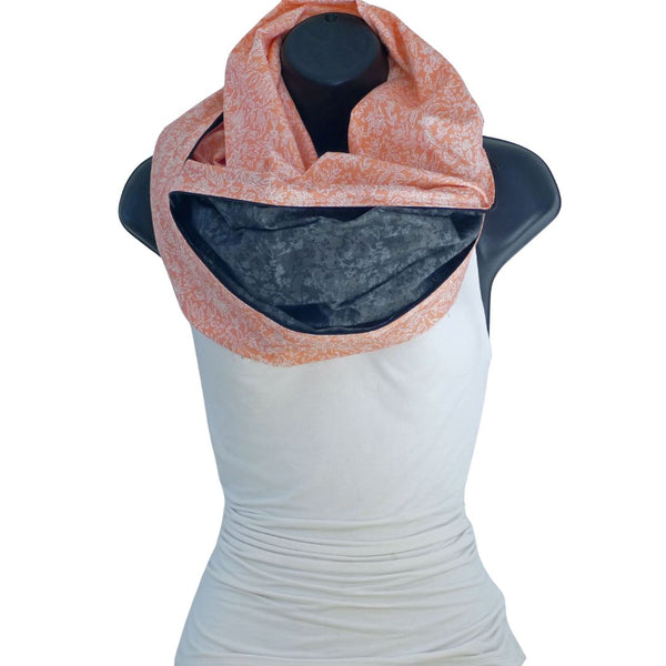 Foulard infini rose aux motifs de feuilles