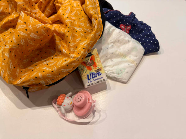 White infinity scarf with pom-pom pattern – practical, soft and designed for moms on the go
