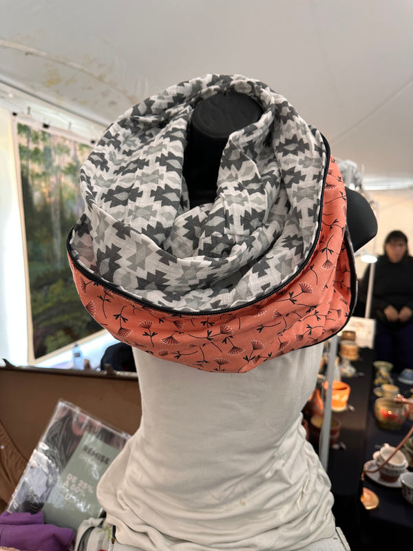 Foulard infini blanc aux motifs de losanges gris