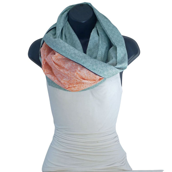 Foulard gris-bleu à motifs de rosaces