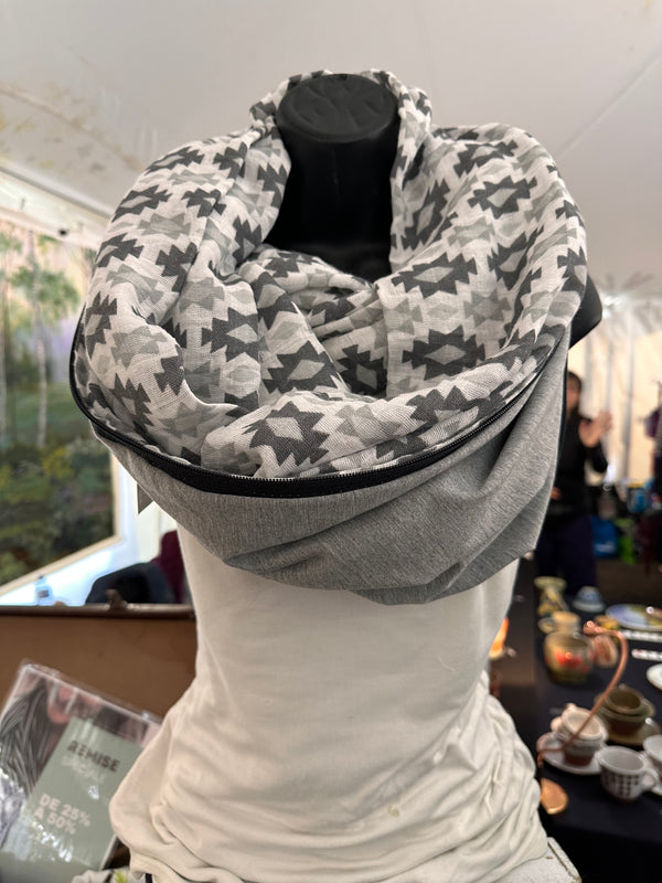Foulard infini blanc aux motifs de losanges gris
