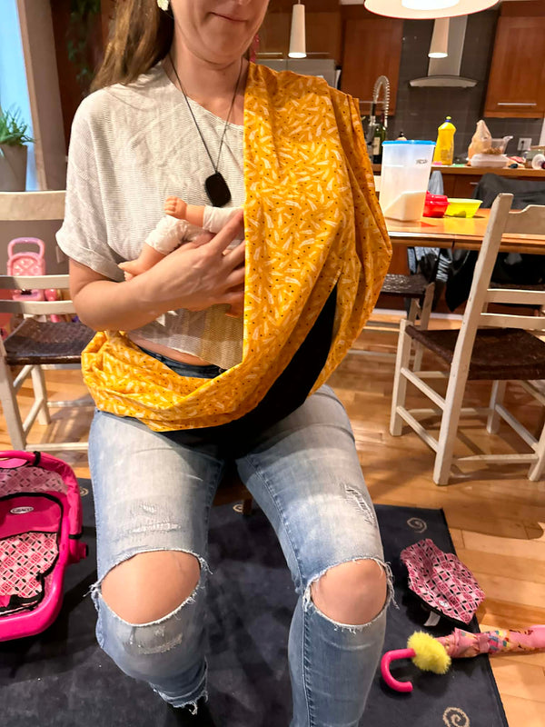 White infinity scarf with pom-pom pattern – practical, soft and designed for moms on the go