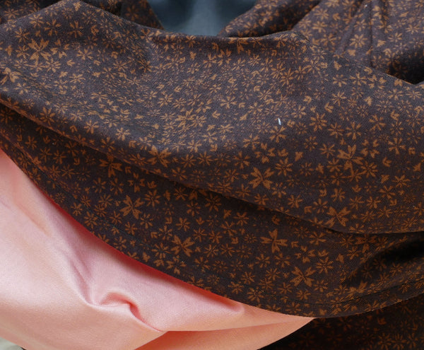Foulard brun fleuri