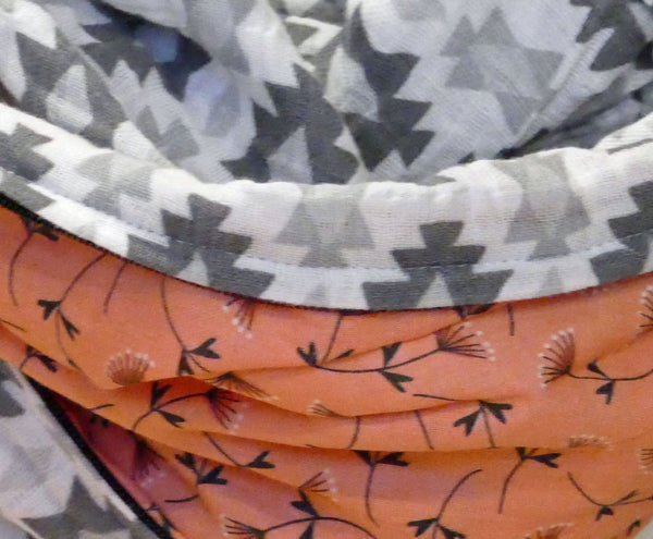 Foulard infini blanc aux motifs de losanges gris