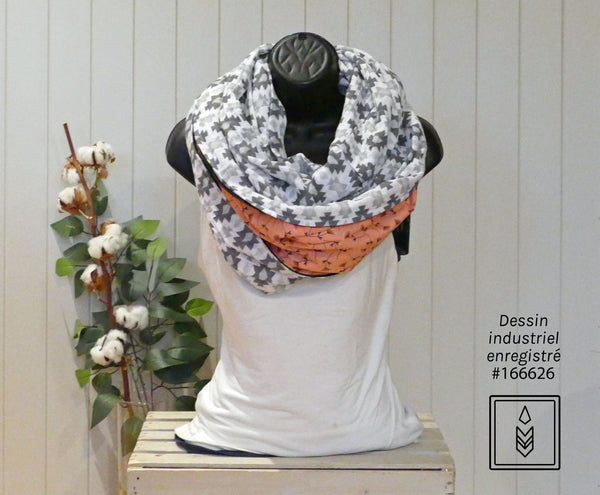 Foulard infini blanc aux motifs de losanges gris