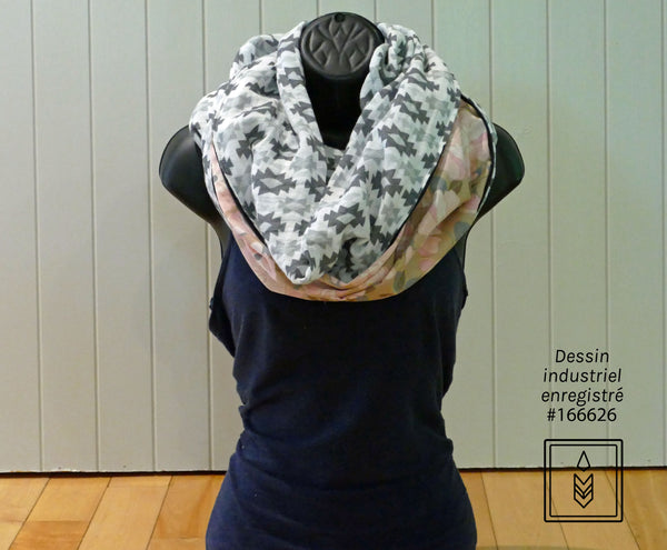 Foulard infini blanc aux motifs de losanges gris