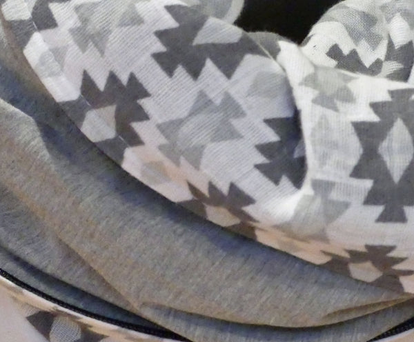 Foulard infini blanc aux motifs de losanges gris