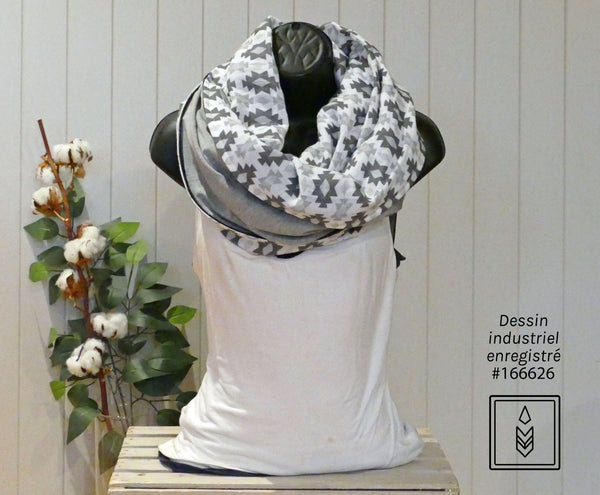 Foulard infini blanc aux motifs de losanges gris