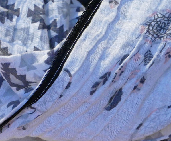 Foulard infini blanc aux motifs de losanges gris