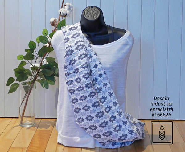 Foulard infini blanc aux motifs de losanges gris