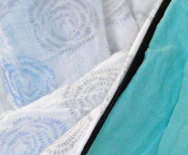 Foulard infini blanc aux motifs de pompons