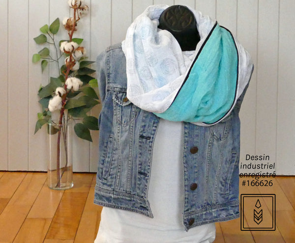 Foulard infini blanc aux motifs de pompons