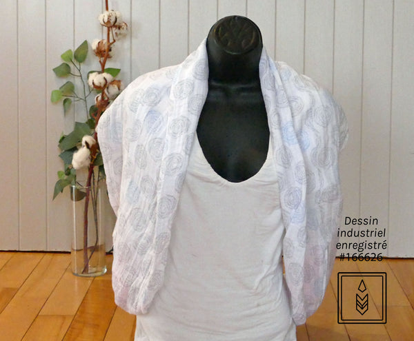 Foulard infini blanc aux motifs de pompons