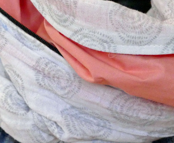 Foulard infini blanc aux motifs de pompons