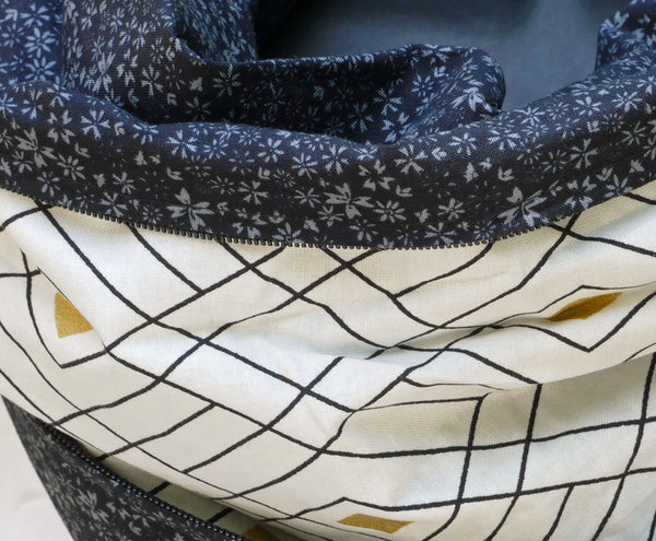 Foulard noir fleuri
