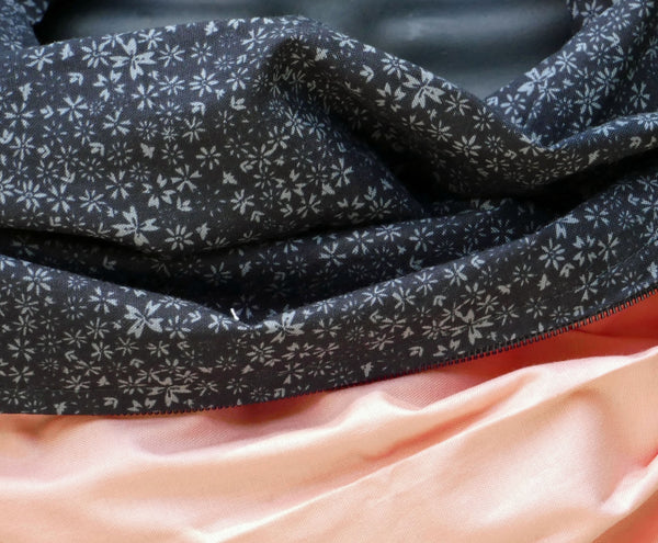 Foulard noir fleuri