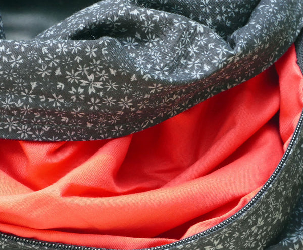Foulard noir fleuri
