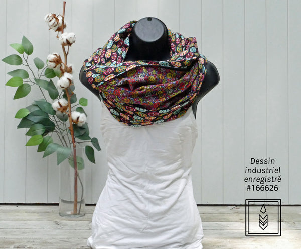 Foulard aux motifs de plumes