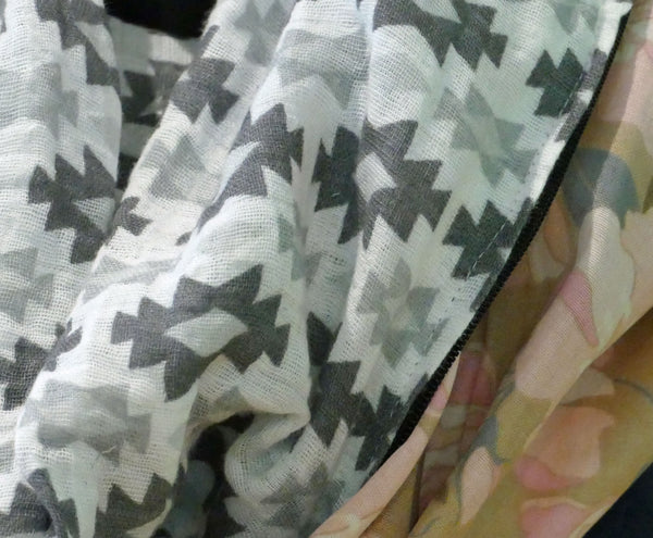 Foulard infini blanc aux motifs de losanges gris