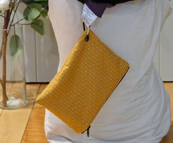 Petite pochette pour foulard multifonction