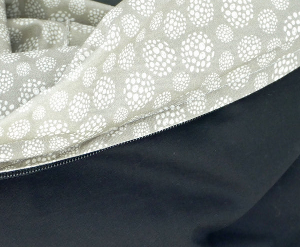 Foulard gris avec pompons blancs