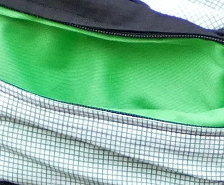 Foulard moitié noir et blanc à carreaux verts